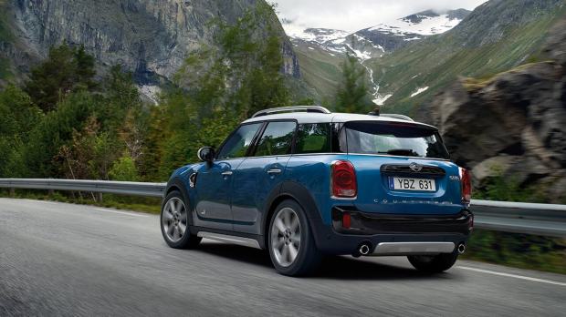 countryman_driving